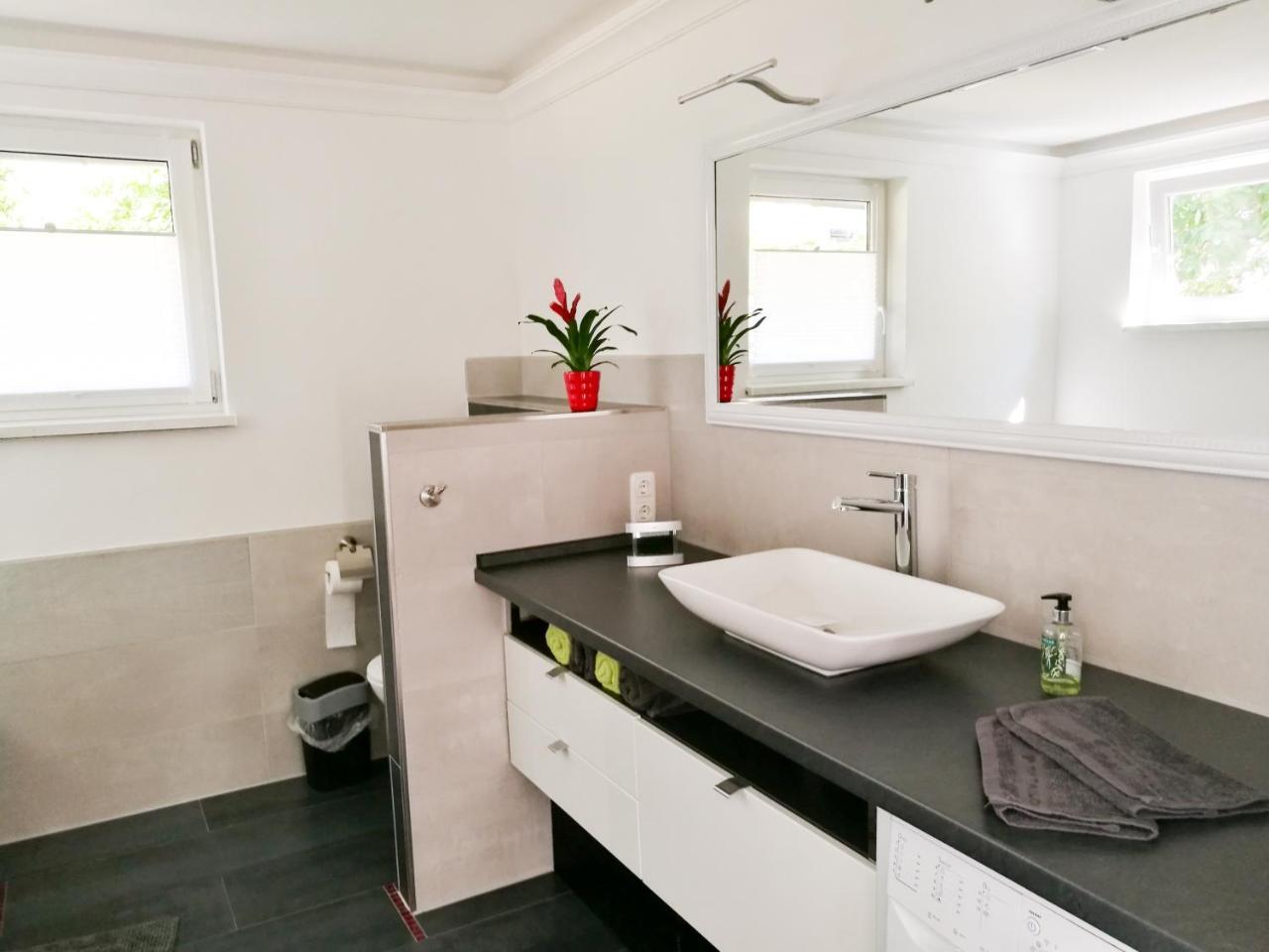Ferienhaus Goermer Mit Wasserbett Schmölln Екстериор снимка